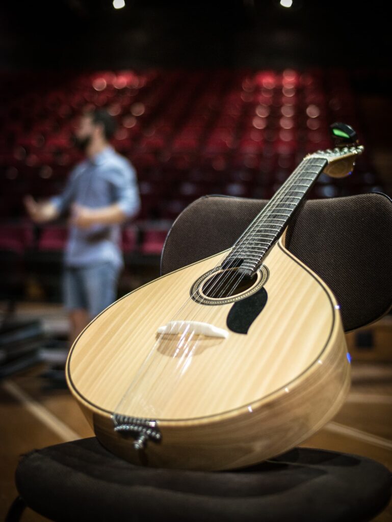 Guitare portugaise posée sur une guitare dans une salle de concert