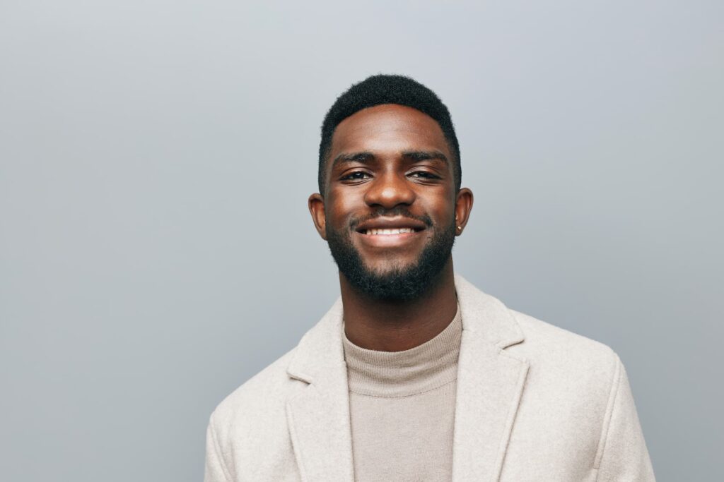 Portrait d'un monsieur qui sourit. Professeur pour apprendre la guitare portugaise à distance. Cours de guitare portugaise en présentiel.